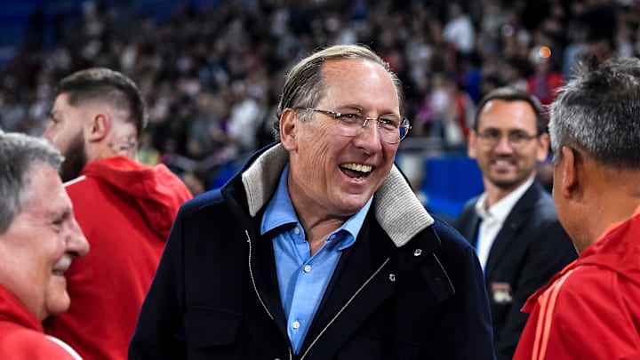 John Textor retrouve le sourire après l'annonce de l'UEFA. John Textor retrouve le sourire après l'annonce de l'UEFA.