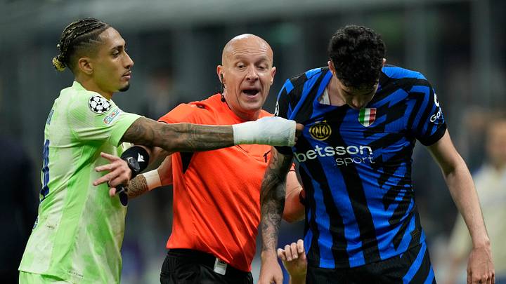 Szymon Marciniak avoue s'être trompé sur deux décisions durant le match retour entre l'Inter et le Barça l'an dernier Szymon Marciniak avoue s'être trompé sur deux décisions durant le match retour entre l'Inter et le Barça l'an dernier