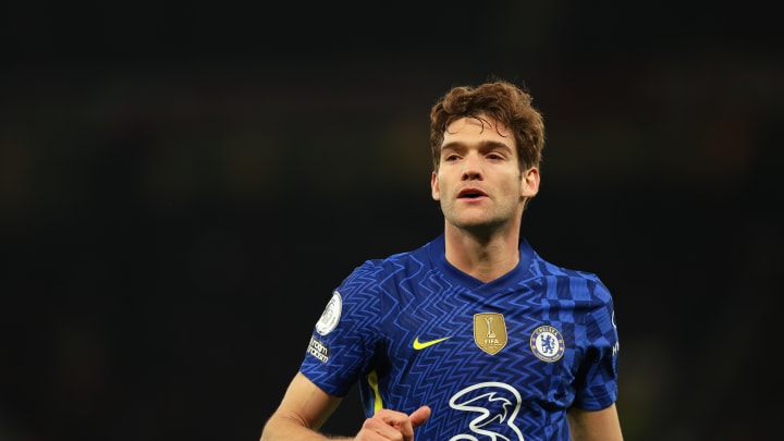 Marcos Alonso menjadi satu dari tiga nama pemain yang dipertimbangkan Manchester United untuk mengakhiri krisis cedera di posisi bek kiri