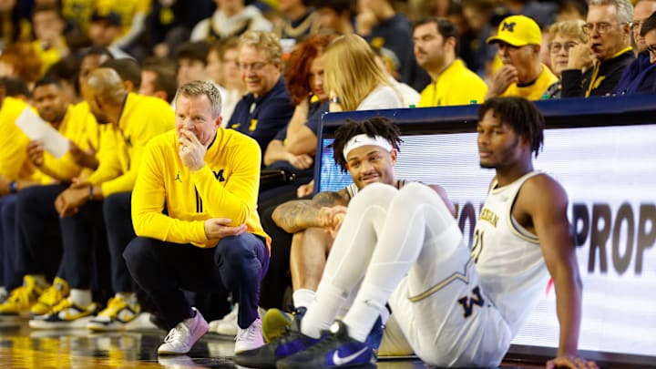 Michigan Wolverines Head coach Dusty May talks with guard Roddy Gayle Jr. (11) and forward Morez Johnson Jr. (21)