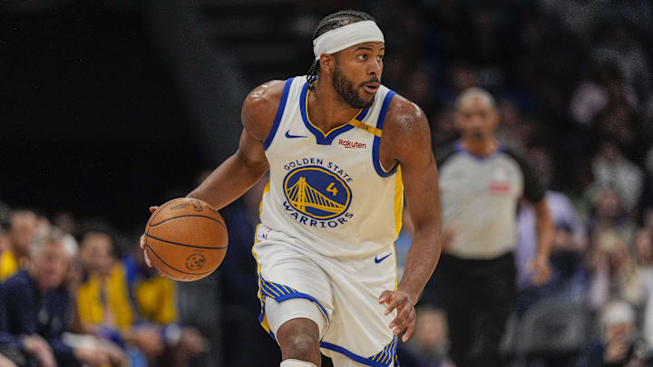 Moses Moody dribbles the ball