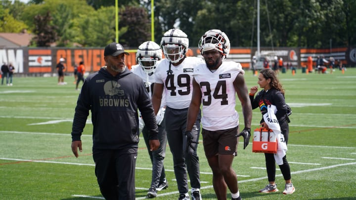 Cleveland Browns running back coach Duce Staley with running backs Jerome Ford, Aidan Robbins and Pierre Strong during training camp