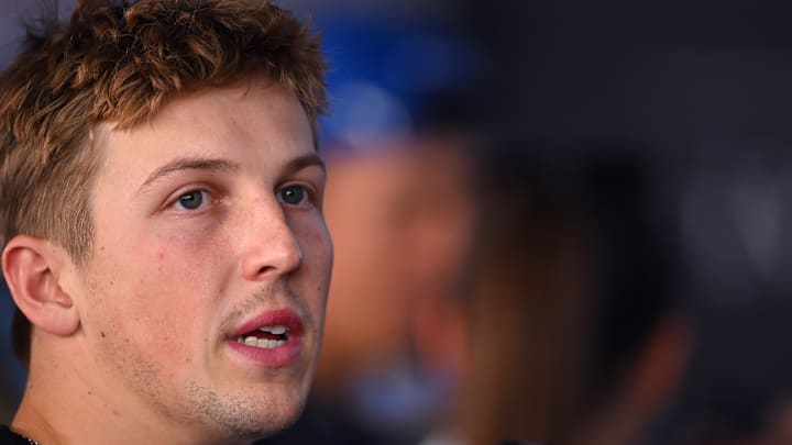 Lawson se encontró con dos oficiales de pista mientras recorría el trazado del Autódromo Hermanos Rodríguez a alta velocidad.