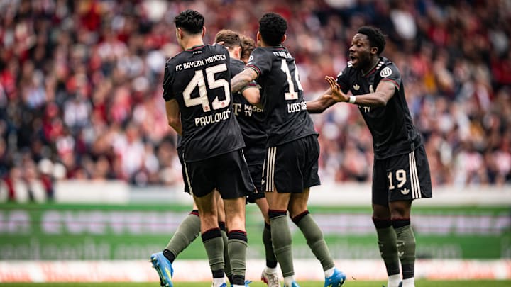 Bayern Munich players celebrating late win against Freiburg.