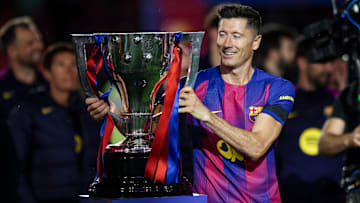 Robert Lewandowski mit dem Meister-Pokal