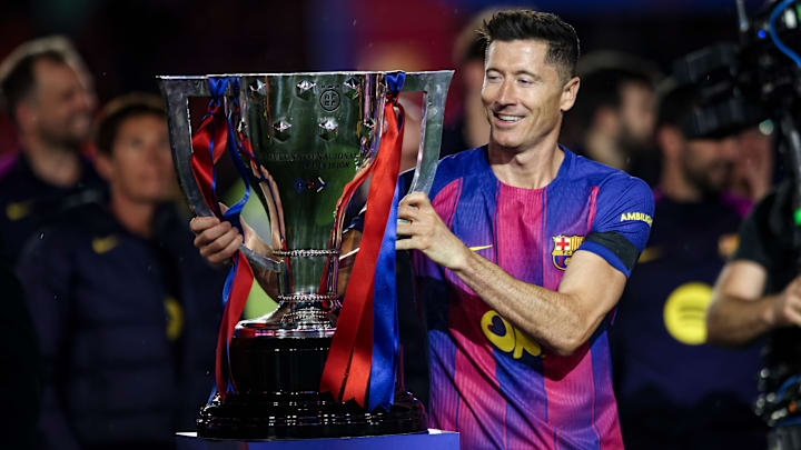 Robert Lewandowski mit dem Meister-Pokal