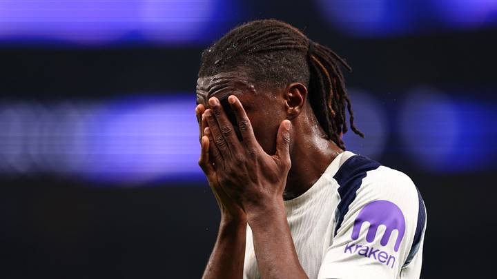 Yves Bissouma leva as mãos ao rosto após derrota do Tottenham, em meio à luta contra o rebaixamento na Premier League 2025/26
