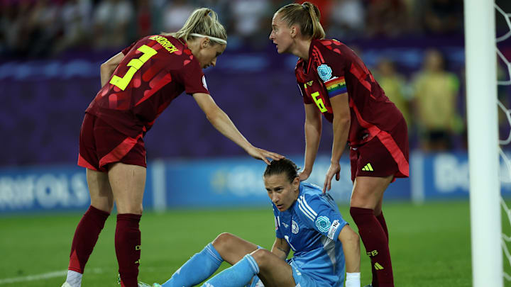 Nach der Niederlage gegen Schweden müssen sich die DFB-Frauen wieder auf die Füße helfen Nach der Niederlage gegen Schweden müssen sich die DFB-Frauen wieder auf die Füße helfen