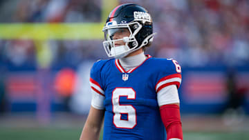 New York Giants quarterback Jaxson Dart (6) gets ready for the offense to take the field during a week 9 game between New York Giants and San Francisco 49ers at MetLife Stadium on Sunday, Nov. 2, 2025.
