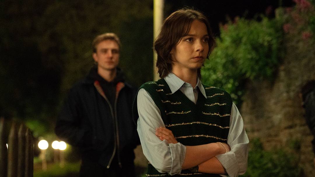 A Good Girl's Guide to Murder: Season 2. (L-R) Henry Ashton as Max Hastings and Emma Myers as Pip Fitz-Amobi in A Good Girl's Guide to Murder season 2