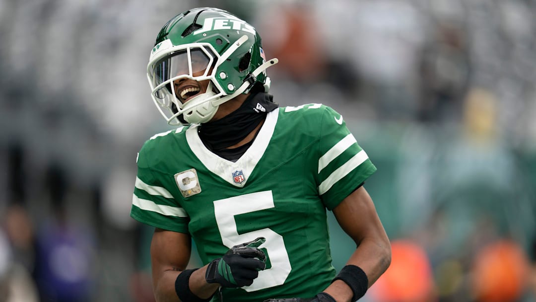 New York Jets wide receiver Garrett Wilson (5) warms up during an NFL Week 10 game between the New York Jets and the Cleveland Browns at MetLife Stadium on Sunday, Nov. 9, 2025.