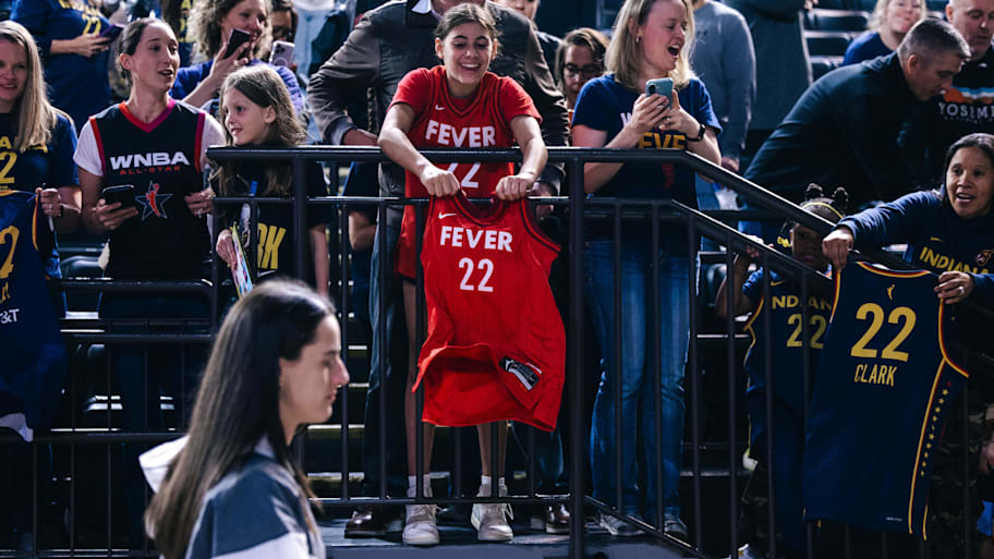 Fans cheer for Caitlin Clark. | Emily Faith Morgan-Imagn Images
