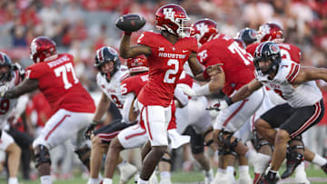 Houston will need a big game from quarterback Zeon Chriss (2) in order to upset No. 17 Kansas State on Saturday.