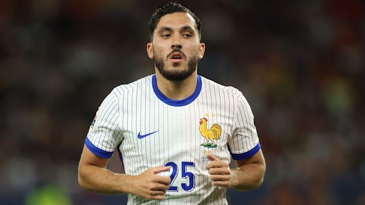 Rayan Cherki vient de signer pour Manchester City. Rayan Cherki vient de signer pour Manchester City.