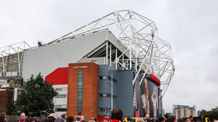 Harga saham Manchester United turun drastis akibat kabar Keluarga Glazer batal jual klub. Harga saham Manchester United turun drastis akibat kabar Keluarga Glazer batal jual klub.