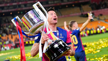 Der FC Barcelona mit der Copa-del-Rey-Trophäe