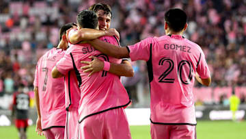 El delantero uruguayo Luis Suárez es felicitado por sus compañeros tras una anotación.