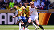 Teboho Mokoena und Julian Brandt im Zweikampf