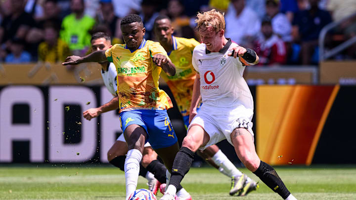 Teboho Mokoena und Julian Brandt im Zweikampf Teboho Mokoena und Julian Brandt im Zweikampf