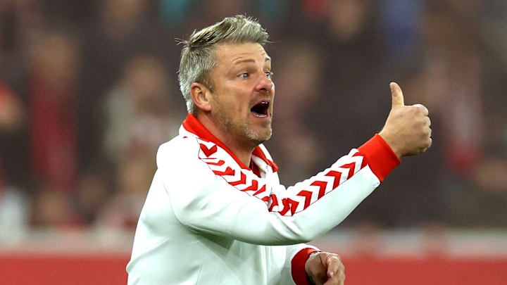 Lukas Kwasniok und seine Mannschaft haben sich bei einem Benefizturnier ganz und gar nicht mit Ruhm bekleckert. Lukas Kwasniok und seine Mannschaft haben sich bei einem Benefizturnier ganz und gar nicht mit Ruhm bekleckert.