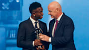 Gianni Infantino, presidente de la FIFA, le entrega el premio The Best a mejor jugador a Vinícius Jr. 