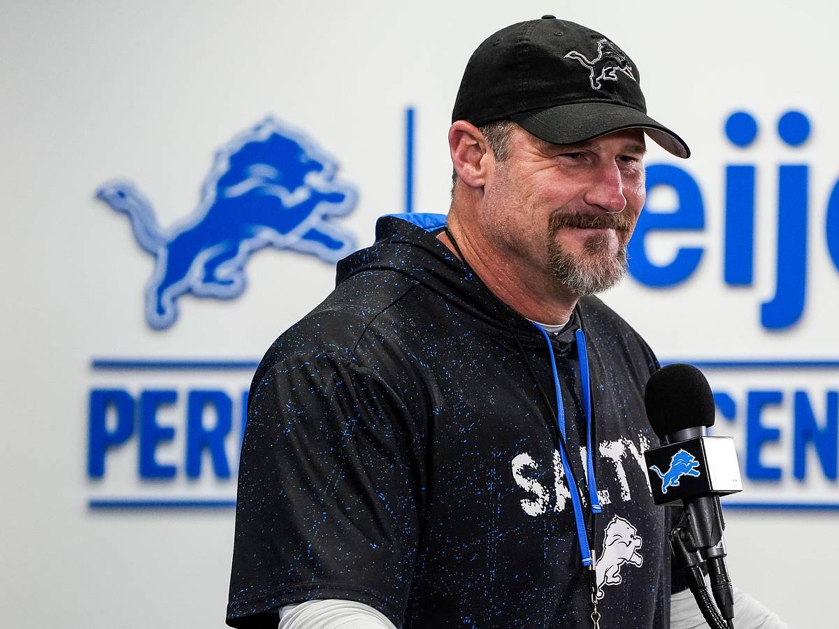 Lions HC Dan Campbell, wife Holly share sweet kiss with 'cheeky' moment