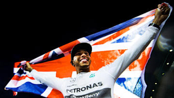 Lewis Hamilton alzando la bandera de Reino Unido en una carrera de la Fórmula 1