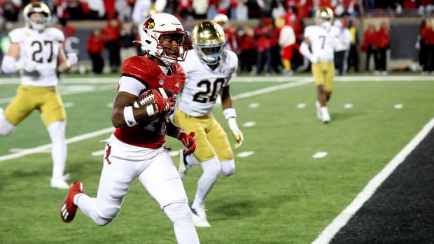 Notre Dame football allows a touchdown at Louisville in 2023.