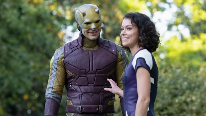 (L-R): Charlie Cox as Daredevil/Matt Murdock and Tatiana Maslany as She-Hulk/Jennifer "Jen" Walters in Marvel Studios' She-Hulk: Attorney At Law, exclusively on Disney+. Photo by Chuck Zlotnick. © 2022 MARVEL.