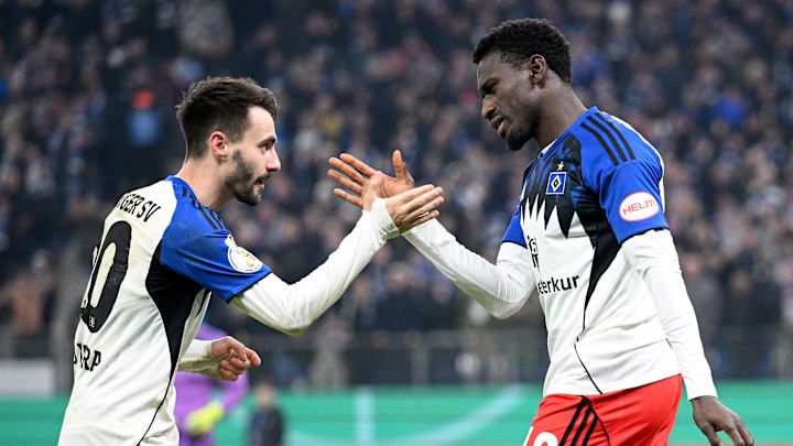 Bakery Jatta (rechts im Bild) bejubelt seinen Treffer im Pokal