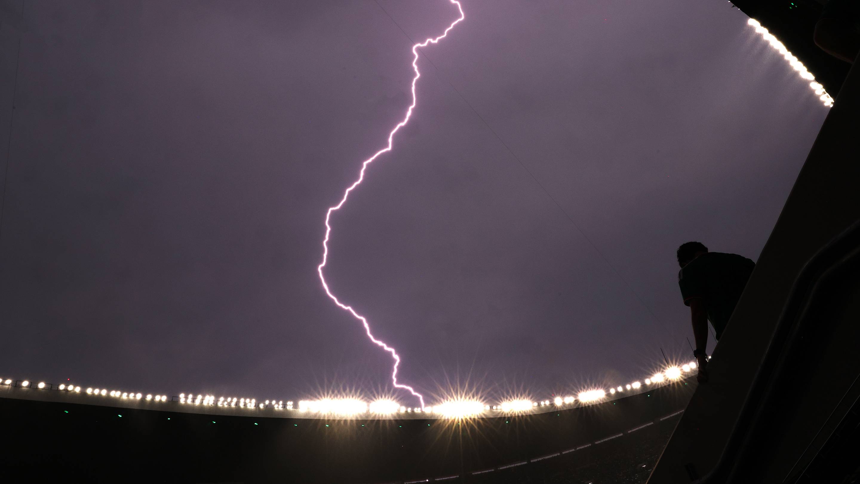 What are FIFA’s weather delay protocols at the World Cup?