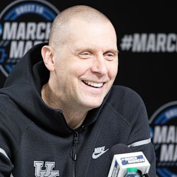 Kentucky Wildcats head coach Mark Pope talks to the media