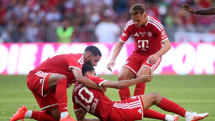 Bange Sekunden für die Münchner Fans und Mitspieler: Jamal Musiala