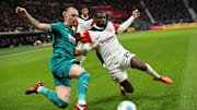 Niels Nkounkou im Duell mit Marius Wolf