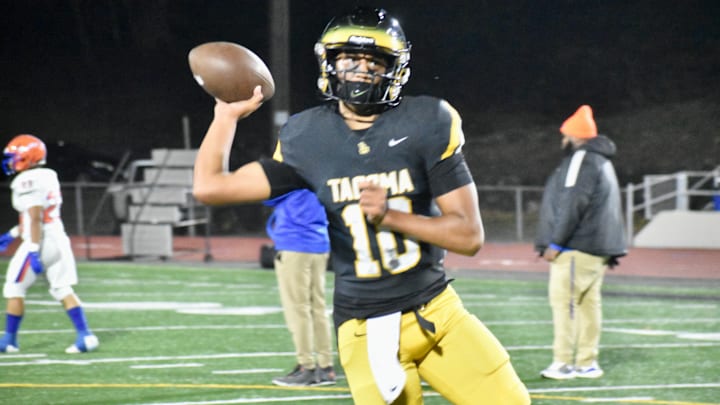 Sione Kaho and Lincoln put away Rainier Beach, 33-20, in a Class 3A state play-in game Friday in Tacoma. Sione Kaho and Lincoln put away Rainier Beach, 33-20, in a Class 3A state play-in game Friday in Tacoma.