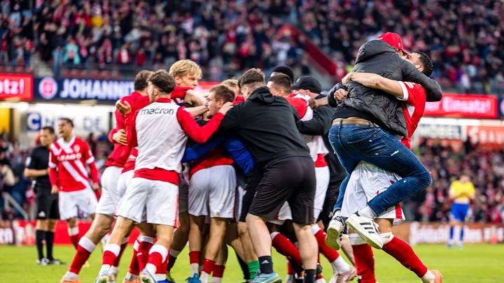Die Cottbuser Jubel-Traube beim richtungsweisenden 5:3-Comeback gegen Rot-Weiss Essen Ende April