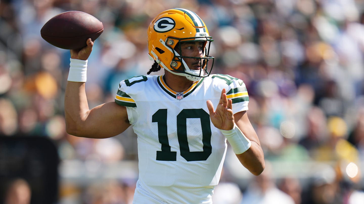 亞當謝夫特 (Adam Schefter) 透露了喬丹樂福 (Jordan Love) 在第 9 週對陣雄獅隊的比賽中的狀態