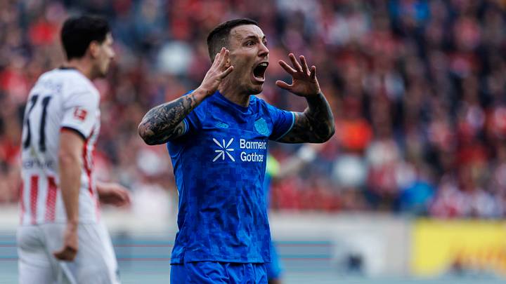 Alejandro Grimaldo war nach dem Unentschieden in Freiburg sichtlich bedient Alejandro Grimaldo war nach dem Unentschieden in Freiburg sichtlich bedient