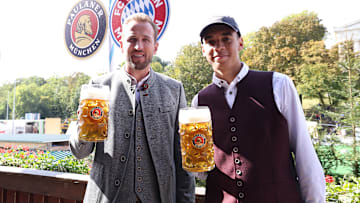 Harry Kane und Jamal Musiala 2024 auf dem Oktoberfest