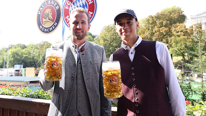 Harry Kane und Jamal Musiala 2024 auf dem Oktoberfest