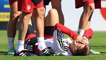 Nico Schlotterbeck geht beim DFB-Training mit Schmerzen am Boden