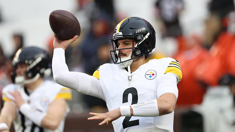 Mason Rudolph throws a pass during warmups.