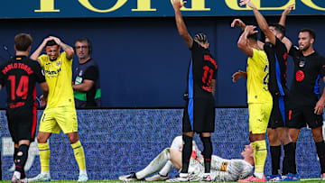 Marc-André ter Stegen tendido en el suelo luego de lesionarse, mientras sus compañeros piden la intervención de los médicos 