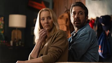 NO GOOD DEED. (L to R) Lisa Kudrow as Lydia and Ray Romano as Paul in Episode 101 of No Good Deed. Cr. SAEED ADYANI/Netflix © 2024