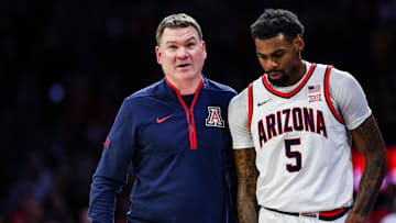 Arizona Wildcats head coach Tommy Lloyd talks with guard KJ Lewis (5).