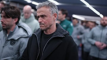 Luis Enrique, entraineur du PSG, réfléchissant à sa compo à Stamford Bridge