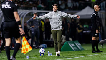 Abel Ferreira discutiu com a arbitragem durante clássico entre Palmeiras e São Paulo pelo Brasileirão
