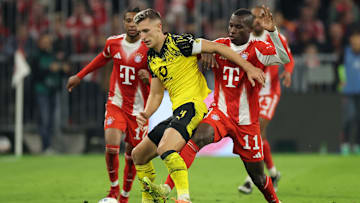 Nico Schlotterbeck war während des Spiel gegen den FC Bayern von Bayern-Angreifern umringt.