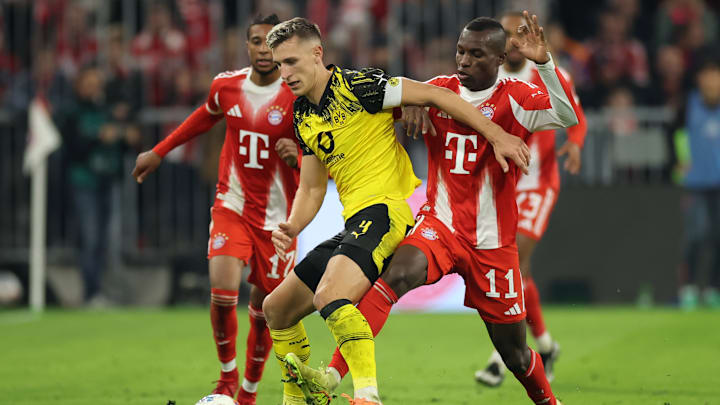 Nico Schlotterbeck war während des Spiel gegen den FC Bayern von Bayern-Angreifern umringt. Nico Schlotterbeck war während des Spiel gegen den FC Bayern von Bayern-Angreifern umringt.