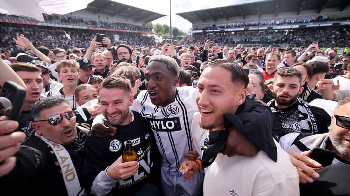 David Mokwa Ntusu celebra con la grada el triunfo del SV Elversberg sobre el Preußen Münster en la 2. Bundesliga. La pequeña localidad alemana festeja su primera e histórica clasificación a la máxima categoría del balompié germano.